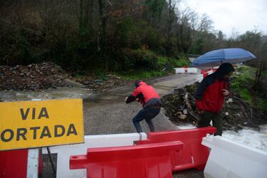 La crecida del arroyo Pereanes obliga a cortar el acceso que le quedaba al pueblo de San Vicente de Leira, a 16 de enero de 2023, en Vilamartín de Valdeorras, Ourense, Galicia.
