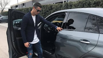 Cristiano Ronaldo con un coche Mercedes