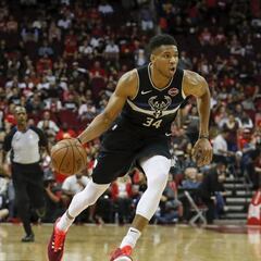 Antetokounmpo empieza como lo dejó: triple-doble y victoria