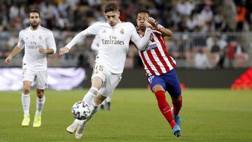 Fede Valverde defiende un balón ante la presión de Lodi durante la final de la Supercopa de España entre Real Madrid y Atlético.