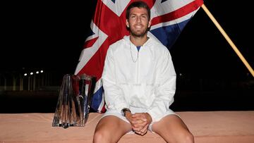 El tenista brit&aacute;nico Cameron Norrie posa con el t&iacute;tulo de campe&oacute;n tras ganar a Nikoloz Basilashvili en la final del BNP Paribas Open, el Masters 1.000 de Indian Wells, en el Indian Wells Tennis Garden de Indian Wells, California. 