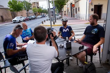 Tras ascender el puerto, llegó el momento del almuerzo para Valverde y sus dos compañeros de grupeta. Café con sacarina y una tosta de queso a la plancha antes de seguir con su entrenamiento. Al partir, agua fría para rellenar el bidón. El murciano cuenta con un equipo júnior, el ‘Valverde Team’, con corredores que despuntan. Él, mientras, suma más de 40.000 km de entrenamientos este año… el ciclismo es su vida.