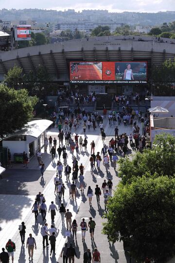 La gente camina por los aledaños de la pista Suzanne Lenglen.La gente camina por los aledaños de la pista Suzanne Lenglen.