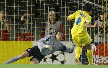 Tras haber quedado 1-0 en Londres, en la vuelta, Clichy derribó a José Mari dentro del área. Era el minuto 87 y de haber marcado el partido se iba a la prórroga. Pero Lehman adivinó el lanzamiento de Riquelme.