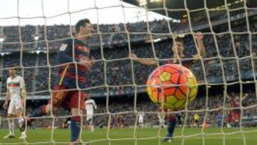Messi y Luis Suárez celebran uno de los goles del argentino al Granada.
