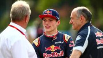 Max Verstappen hablando con Helmut Marko y Franz Tost en China.