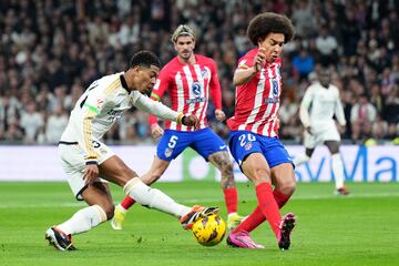 Jude Bellingham intenta controla el balón ante la oposición de Axel Witsel.