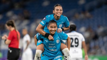 AME483. MONTERREY (MÉXICO), 17/09/2025.- Nicole Pérez (abajo) y Alice Soto (arriba) de Rayadas celebran este miércoles, en un partido de la Copa de Campeonas de Concacaf W 2025 entre Rayadas y Alianza en el estadio BBVA, en Monterrey (México). EFE/ Miguel Sierra