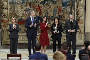 Entrega a Aitana Bonmatí su galardón en la entrega de los Premios Nacionales del Deporte 2023 y 2024.