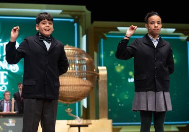 Francisco Moreno y Natalia Rodríguez Liriano cantan un quinto premio, el número 54.274.