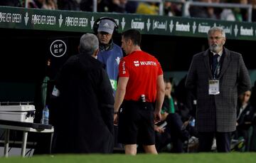 El árbitro Soto Grado revisa el lanzamiento de falta directa de Karim Benzema. El colegiado anula el gol por tocar el balón en la mano Antonio Rüdiger.
