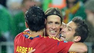 Fernando Torres es felicitado por Arbeloa y Jordi Alba tras marcar su segundo gol a Irlanda.