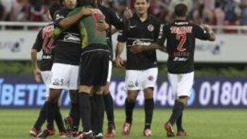 Los jugadores de Xolos celebran su m&aacute;s reciente triunfo sobre Chivas en la cancha del Omnilife ocurrido en la Jornada 17 del Apertura 2012.