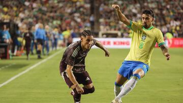 COLLEGE STATION, TEXAS - JUNE 08: Uriel Antuna #15 of Mexico controls the ball in front of Lucas De Lima #8 of Brazil in the second half during an international friendly at Kyle Field on June 08, 2024 in College Station, Texas.   Tim Warner/Getty Images/AFP (Photo by Tim Warner / GETTY IMAGES NORTH AMERICA / Getty Images via AFP)