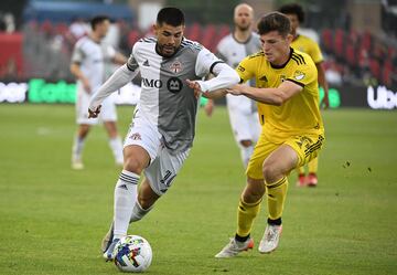 Alejandro Pozuelo conduce el balón en un reciente partido entre Toronto FC y Columbus Crew.