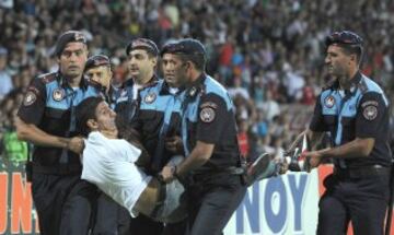 Un espontáneo con una pancarta en la que reza: "Libertad para Shant Harutyunyan y todos los presos políticos en Armenia".