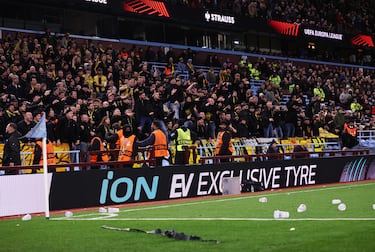 Así quedó el césped del Villa Park tras el gol de Malen.
