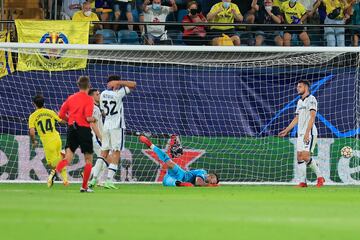 1-1. Manuel Trigueros iguala el marcador con su primer gol.