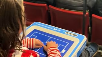 Romeo, el niño con ceguera total, el sábado en el Metropolitano, durante el Atlético-Levante.