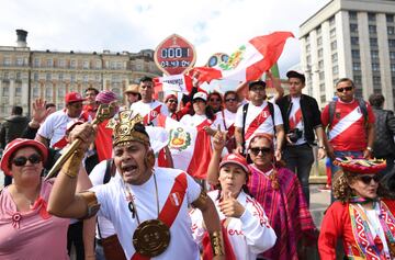 Moscow (Russian Federation), 13/06/2018.- Peru soccer fans gather near the Red Square in Moscow, Russia, 13 June 2018. Russia will face Saudi Arabia in the opening match of the FIFA World Cup 2018, the group A preliminary round soccer match on 14 June 2018. (Mundial de Fútbol, Arabia Saudita, Abierto, Moscú, Rusia) EFE/EPA/FACUNDO ARRIZABALAGA