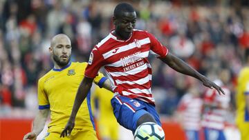 Adrián Ramos, jugador del Granada, en un duelo frente al Alcorcón.