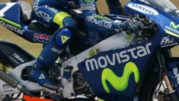 <b>EXHIBICIÓN.</B> El piloto catalán, ya campeón del mundo, hizo disfrutar a la afición en el circuito de Cheste.