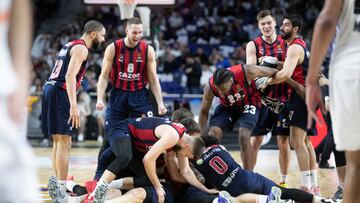 Los jugadores del Cazoo Baskonia abrazan en el suelo a Matt Costello después de que el pívot estadounidense lograra el triple ganador ante el Madrid en la Euroliga el 7 de marzo.