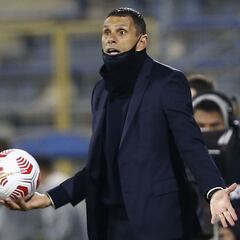 "A él le gustaría jugar con Boca": Gustavo Poyet aborda el sorteo de la Libertadores