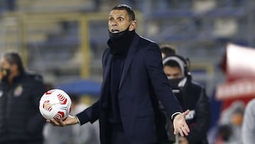 "A él le gustaría jugar con Boca": Gustavo Poyet aborda el sorteo de la Libertadores