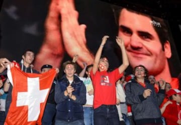 Los hinchas en Suiza celebran el triunfo de Roger Federer para el primer título de Suiza en Copa Davis.