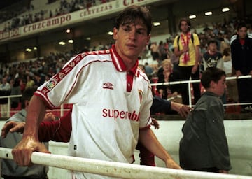 Vistió la camiseta del Sevilla y de su filial en dos etapas diferentes: entre 1995 y 1998, y entre 1999 y 2002. Jugó con el Atlético de Madrid la temporada 1998-99.