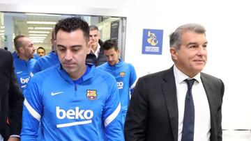 Xavi Hernández y Joan Laporta.