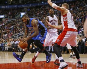 Kyle O'Quinn (Magic), defendido por Jonas Valanciunas (Raptors). 