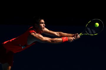 El tenista español Carlos Alcaraz juega un revés durante el partido contra el italiano Matteo Berrettini en ell Abierto de Australia 2022.