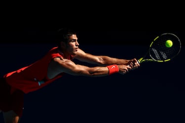 El tenista español Carlos Alcaraz juega un revés durante el partido contra el italiano Matteo Berrettini en ell Abierto de Australia 2022.