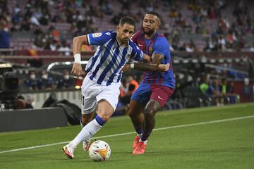 Memphis Depay defiende una carrera por banda de Adnan Januzaj.