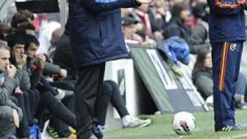 <b>PROBLEMAS. </b>Pellegrini da instrucciones desde la banda de San Mamés.