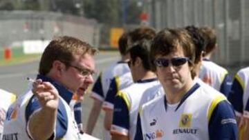 <b>ÚLTIMOS DETALLES.</b> Alonso inspecciona junto a los mecánicos de Renault el trazado de Melbourne, primera prueba de la temporada 2008.