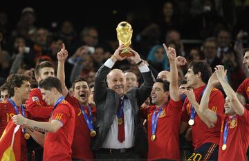 Campe車n del mundo con Espa?a en el Mundial 2010 de Sud芍frica. Del Bosque fue un centrocampista de mucha clase que dirigi車 el juego del Real Madrid en los 70 y principios de los 80. Ya de futbolista se ve赤a que iba a ser entrenador. Antes de llegar al primer equipo del Real Madrid jug車 cedido en el C車rdoba y en el Castell車n. Al retirarse se qued車 como t谷cnico y responsable de la cantera y acab車 entrenando al primer equipo y ganando dos Champions y dos Ligas.