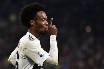 Cuadrado celebrates scoring Juventus' third against Cagliari.