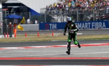 Pol Espargaró corre tras tener una caída.