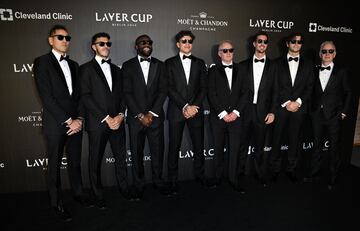 John McEnroe, Patrick McEnroe, Francisco Cerundolo, Taylor Fritz, Thanasi Kokkinakis, Ben Shelton, Alejandro Tabilo y Frances Tiafoe durante la alfombra negra de la ceremonia inaugural de la Laver Cup celebrada en el Uber Arana de Berlin.