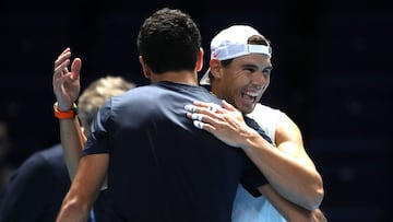 Rafa Nadal y Matteo Berrettini se saludan durante un entrenamiento previo a las Nitto ATP Finals de Londres de 2019.