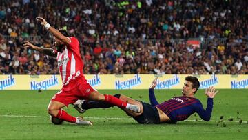 Portu cae ante Piqué en el Barcelona-Girona de LaLiga Santander.