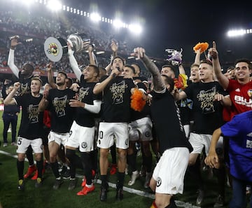 Los jugadores del Valencia celebran su triunfo en la Copa del Rey.