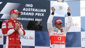 Lewis Hamilton en el podio del Gran Premio de Australia de 2007, en el que acabo en tercera posición con McLaren Mercedes en su primera carrera en la Fórmula 1.