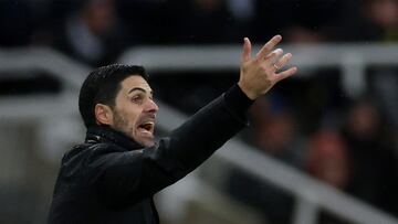 Mikel Arteta, entrenador del Arsenal, da instrucciones durante el partido ante el Newcastle.