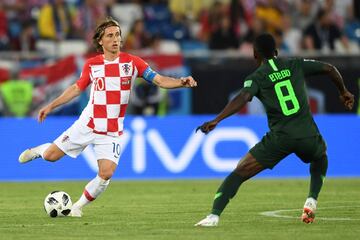 Luka Modric y Oghenekaro Etebo.