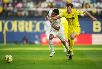 Éder Militao lucha por el balón con el jugador del Villarreal Pau Torres.