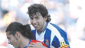 <b>SE SUBEN A LA CHAMPIONS. </b>Como hizo Tamudo con Otxoa en broma ayer.